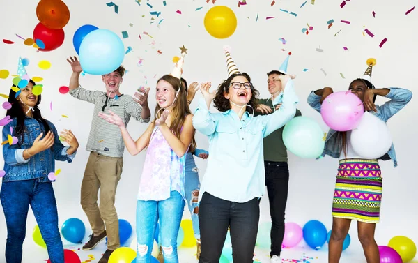 Разнообразная Группа Счастливых Подростков Устраивающих Вечеринку — стоковое фото