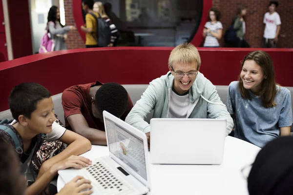 Studentów Learning Laptopami Oryginał Photoset — Zdjęcie stockowe