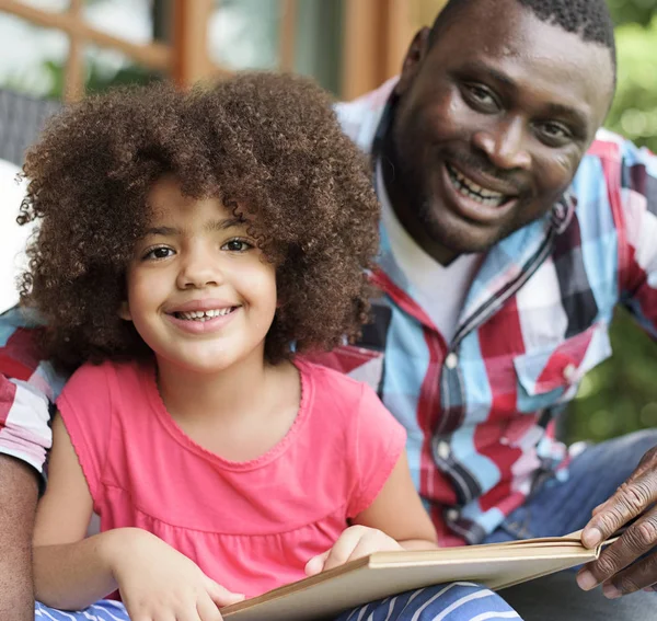 Far och dotter läsa bok — Stockfoto