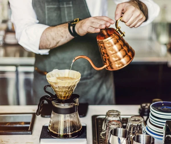 Barista está fazendo café — Fotografia de Stock
