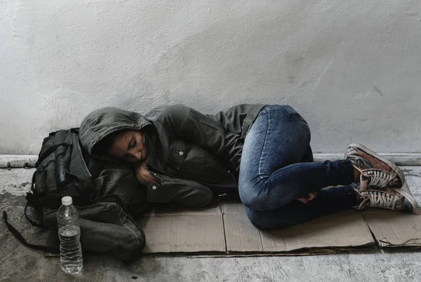 Concetto di donna senzatetto — Foto Stock