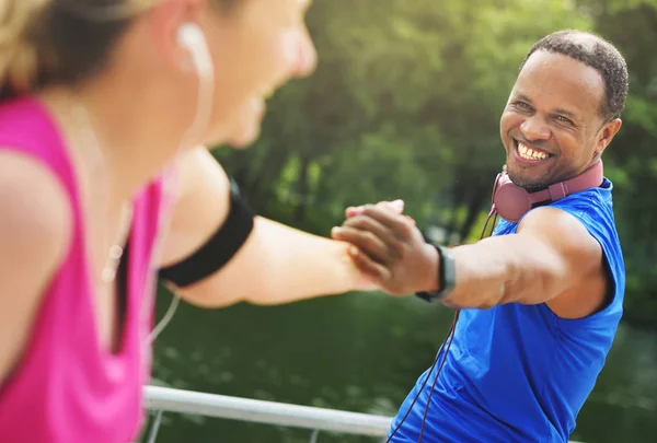 Uomo Africano Sportivo Che Tiene Mano Con Donna Caucasica Fotoset — Foto Stock