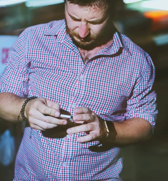 Fechar Homem Usando Telefone Celular Escuro Com Luz Exposição Longa — Fotografia de Stock