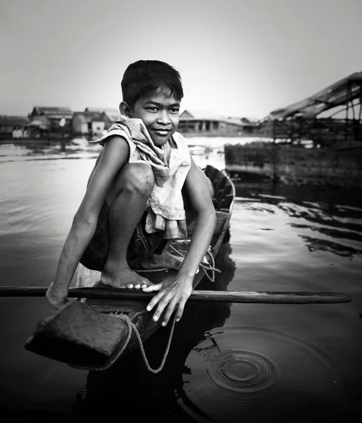 Boy Traveling Boat Floating Village Original Photoset — Stock Photo, Image