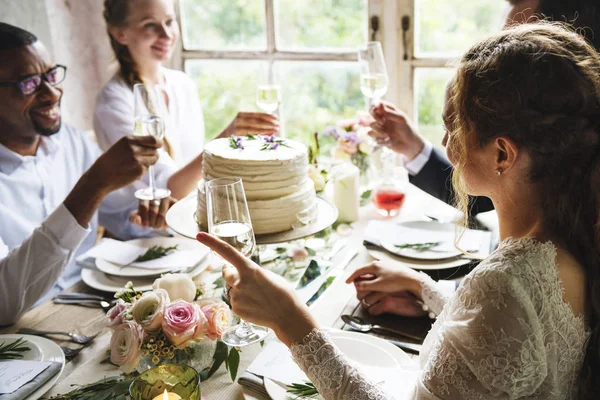 Gente Que Aferra Copas Vino Recepción Boda Con Novia Novio — Foto de Stock