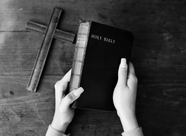 Insanlar İncil kitap ile dua — Stok fotoğraf