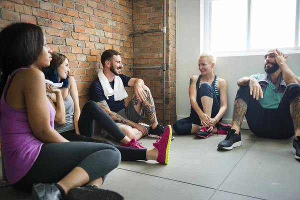 Gruppo Amici Seduti Sul Pavimento Parlare Dopo Lezione Yoga — Foto Stock