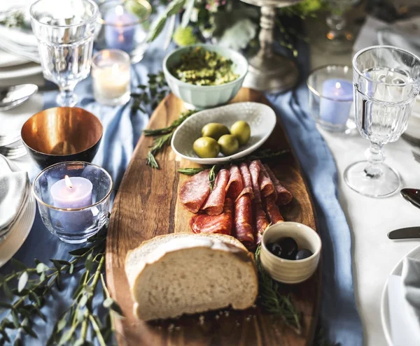 Mesa de restaurante con servicio de ajuste — Foto de Stock