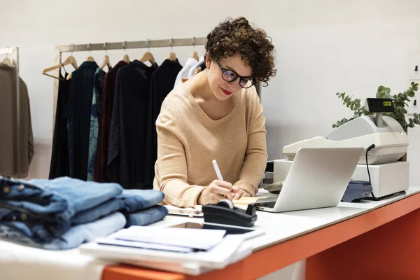 Venditore Donna Che Lavora Nel Negozio Abbigliamento Fotoset Originale — Foto Stock