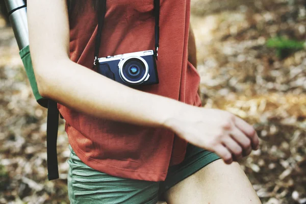 Žena batohem s fotoaparátem — Stock fotografie