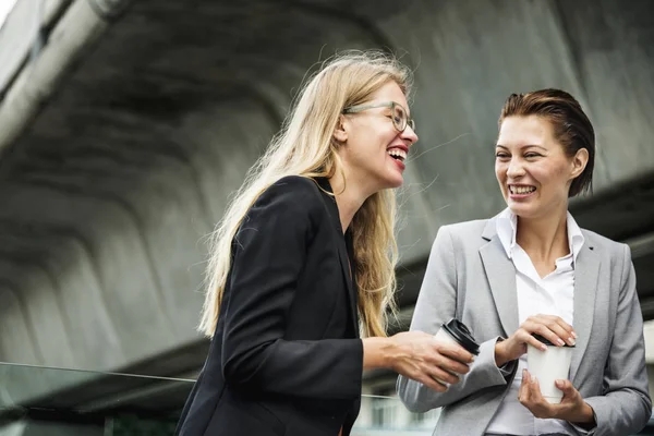 Due Donne Affari Fuori Dall Ufficio Che Discutono Foto Originale — Foto Stock