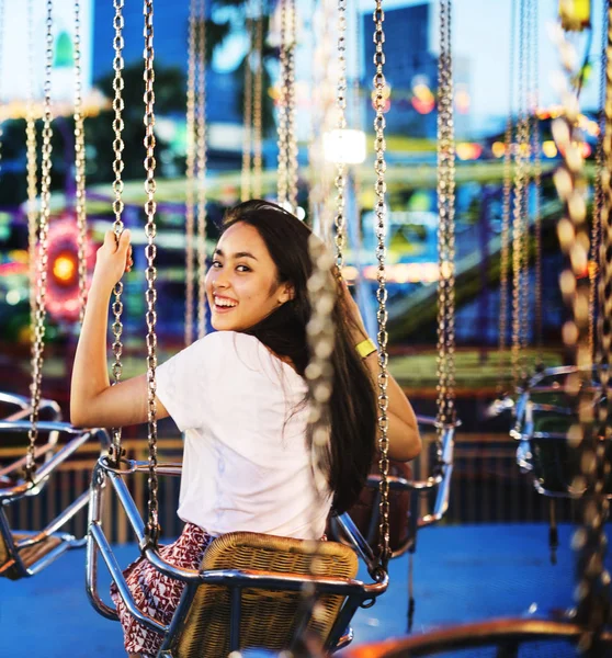 Vrolijk Lachende Meisje Genieten Van Amusement Park Originele Photoset — Stockfoto