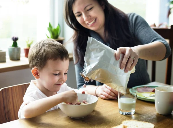 Mamma och son tillsammans — Stockfoto