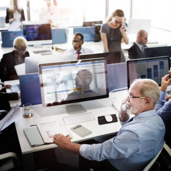 Mångfald Arbetstagare Affärsmän Som Arbetar Datorer Kontor Koncept Ursprungliga Fotosätta — Stockfoto