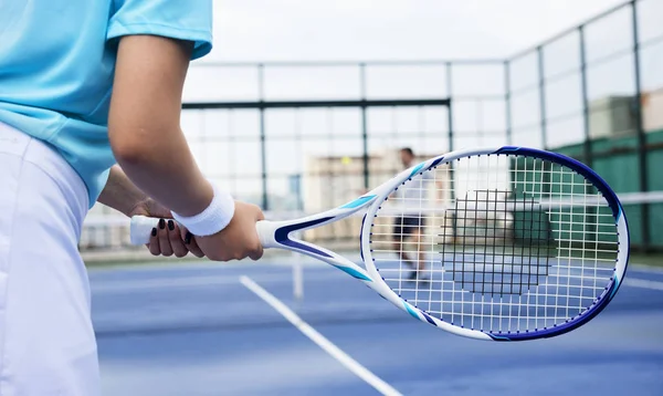 Joueur sur un court de tennis — Photo