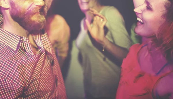 Amigos de la diversidad Colgando Fiesta de Verano — Foto de Stock