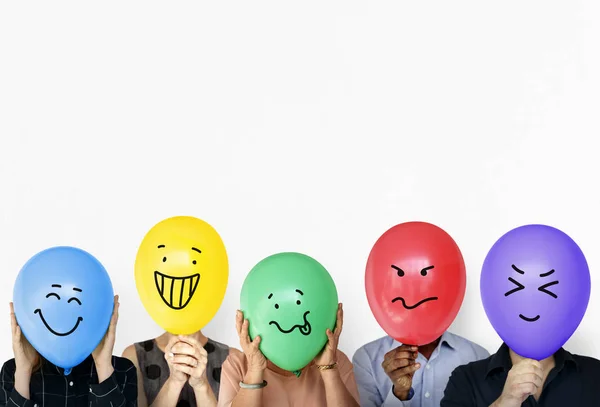 Sekelompok Orang Memegang Balon Mengekspresikan Emosi Mereka Foto Asli — Stok Foto
