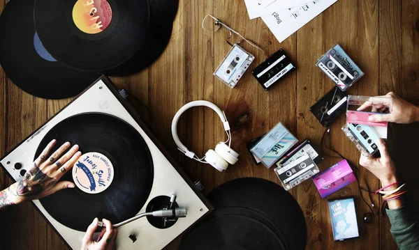 Tisch mit Schallplatten — Stockfoto