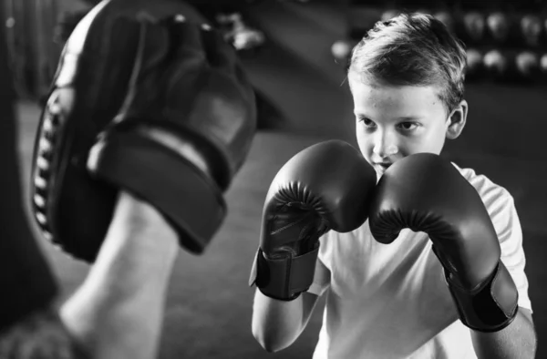Ejercicio de boxeo de entrenamiento de niño —  Fotos de Stock