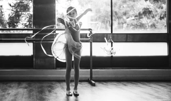 Pequena bailarina menina no ballet escola — Fotografia de Stock