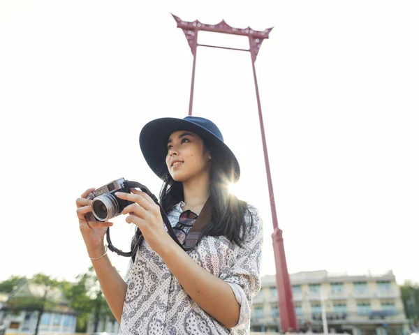 Aziatische vrouw in zwarte hoed — Stockfoto