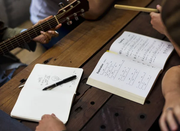 Groep vrienden samen voor repetitie — Stockfoto