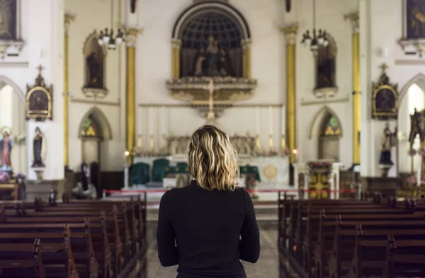 Kvinna som nyfikna i kyrkan — Stockfoto