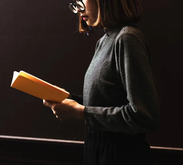Mädchen Mit Brille Liest Ein Buch Originelle Fotosets — Stockfoto