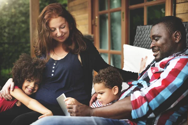 Familia feliz usando tableta digital — Foto de Stock