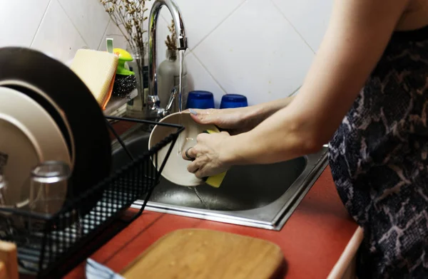 Donna sta pulendo i piatti a casa — Foto Stock