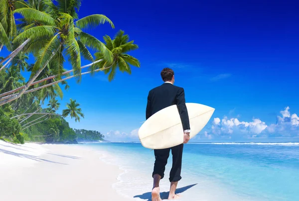 Affärsman på semester på en strand — Stockfoto