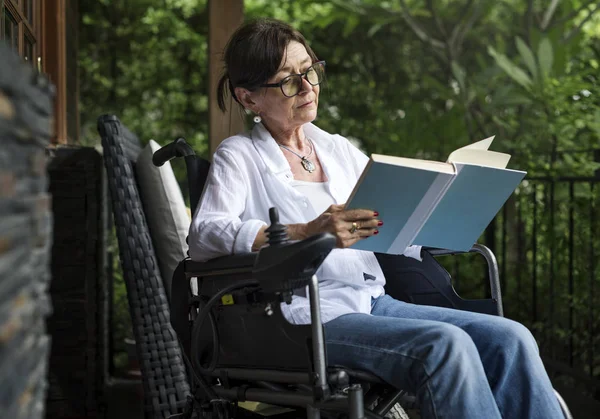 Женщина Читающая Книгу Инвалидном Кресле Оригинальный Фотосет — стоковое фото