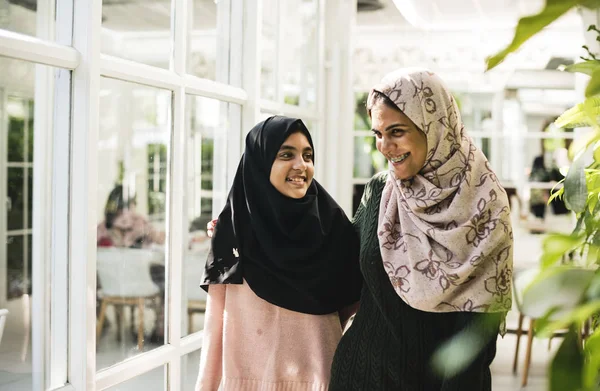 Sekelompok Wanita Muslim Muda Foto Asli — Stok Foto