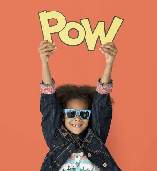 Африканський маленька дівчинка тримає слово Pow — стокове фото