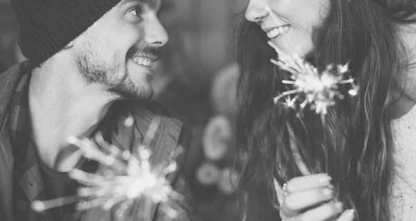 Paar hält glühendes Feuerwerk — Stockfoto