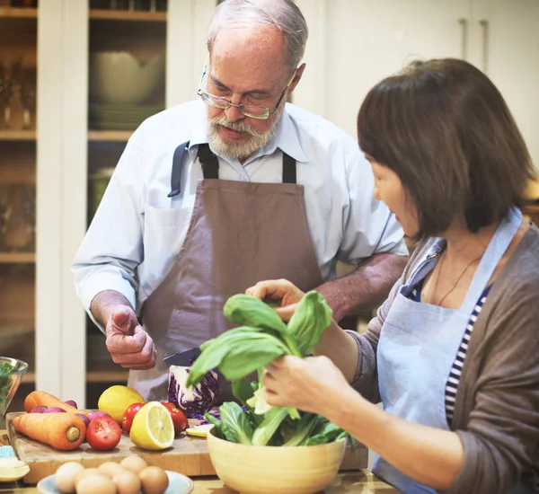 Seniorenpaar kocht in Küche — Stockfoto