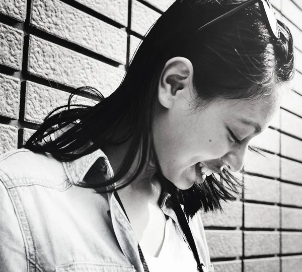 Woman near brick wall — Stock Photo, Image