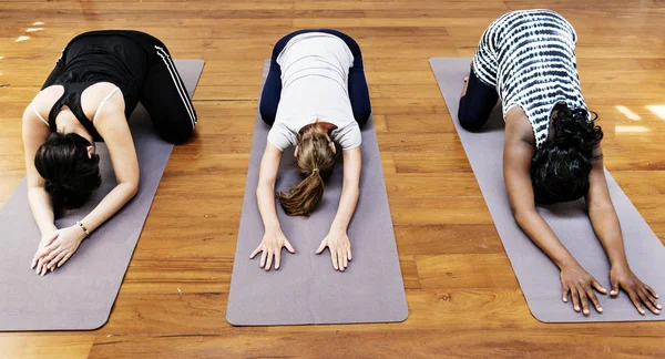 Multietniska Gravida Kvinnor Yogaklass Ursprungliga Fotosätta — Stockfoto