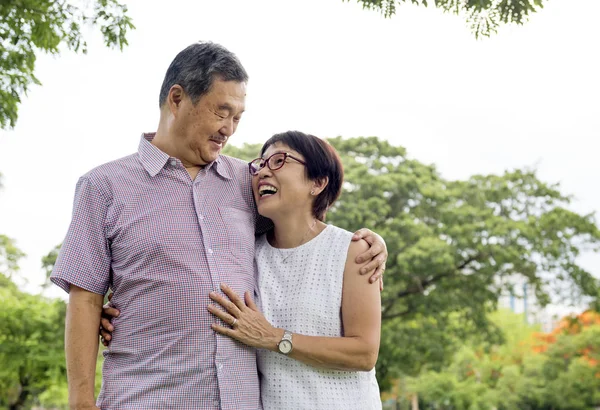 Senior Paar Buiten Park Originele Photoset — Stockfoto