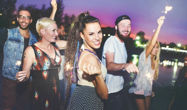 Diversiteit vrienden opknoping zomer Party — Stockfoto