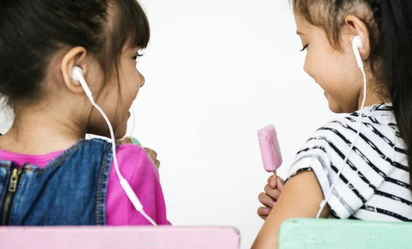 Дві Маленькі Дівчата Слухають Музику Оригінальні Фотосесії — стокове фото