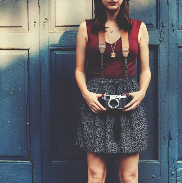 Nő retro kamerával — Stock Fotó
