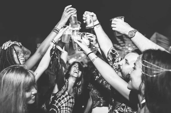 Diverso grupo de personas disfrutando de un viaje por carretera y un festival — Foto de Stock