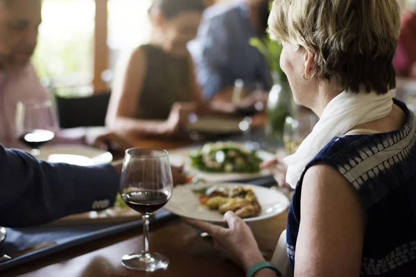 Skiftande Sällskap Har Middag Tillsammans Ursprungliga Fotosätta — Stockfoto