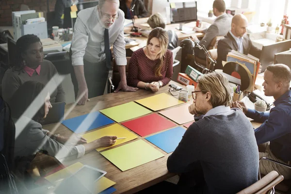 Designers som diskuterar om färger — Stockfoto