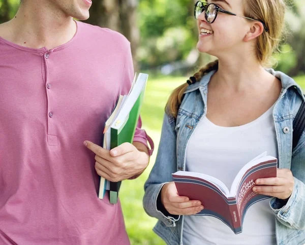 Studenti Felici Che Camminano Nel Parco Studiano Insieme Concetto Educazione — Foto Stock