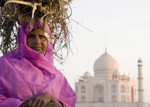 Inhemska Indiska Kvinnan Och Taj Mahal Som Bakgrund Ursprungliga Fotosätta — Stockfoto