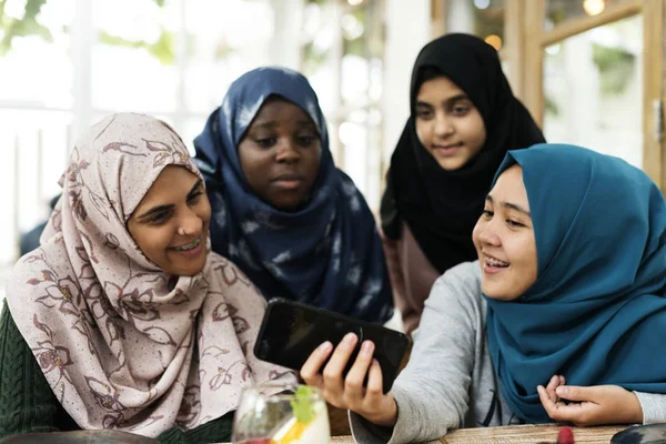 Grupp Elever Som Använder Mobiltelefon Koncept Ursprungliga Fotosätta — Stockfoto