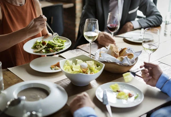 Lidé jedí v restauraci — Stock fotografie