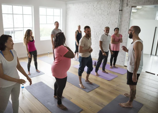 Diversidade Pessoas fazendo ioga — Fotografia de Stock